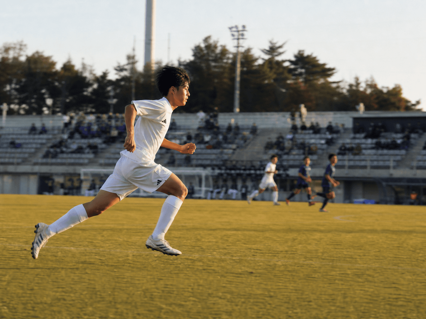 全国の舞台で横方向へ駆ける高校サッカー選手