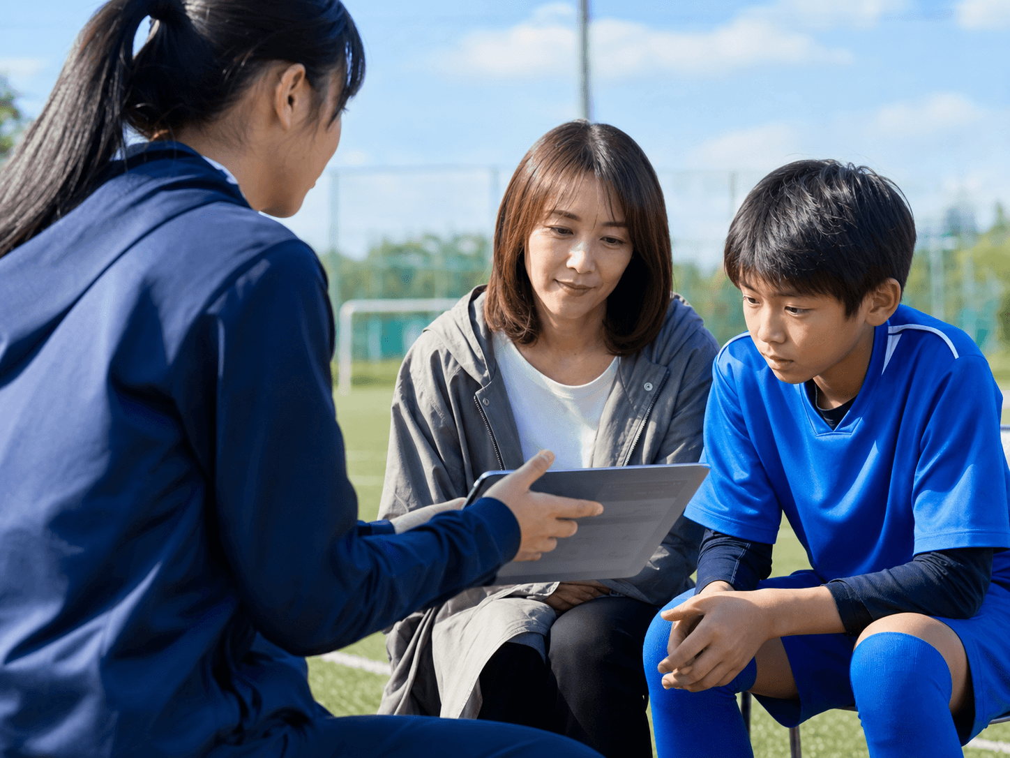 選手と保護者へ料金と受け方を説明している様子