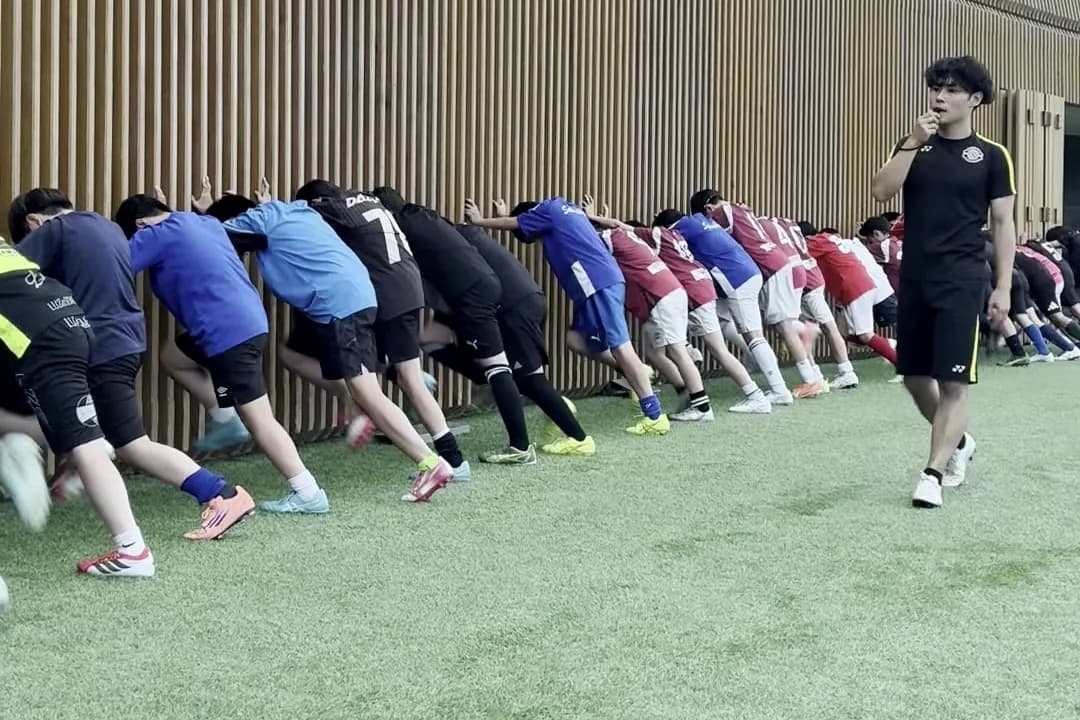 壁を使ったドリルに取り組む選手たち