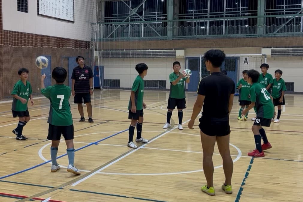 受ける前に見る練習に取り組むチームの選手たち